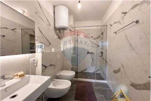 Shitet apartament 2+1 Tek Porcelani