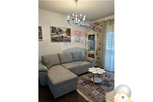 Apartament 1+1 per shitje tek Komuna e Parisit prane lulishtes