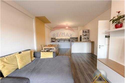 Shitet apartament 2+1 Tek Porcelani