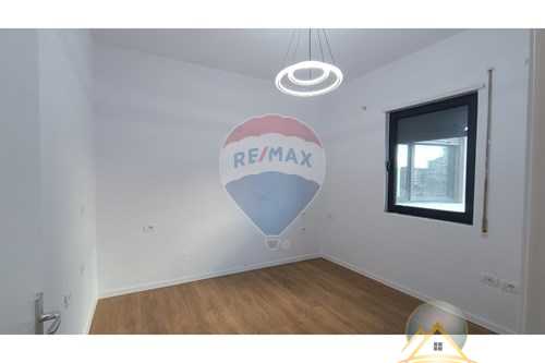 Shitet apartament 2+1 tek Pazari i Ri