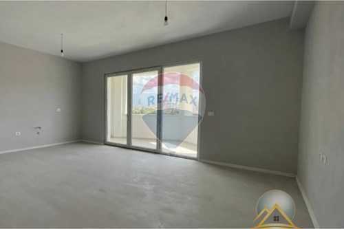 Ofrohet per qira ambient per perdorim zyre ne Riverside Residence