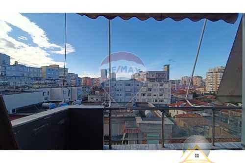 Shitet apartament 2+1 tek Pazari i Ri
