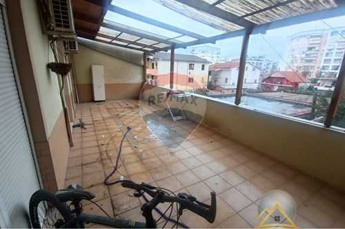 Shitet apartament 2+1+2 tualete ne Don Bosko