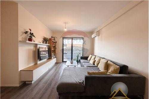 Shitet apartament 2+1 Tek Porcelani