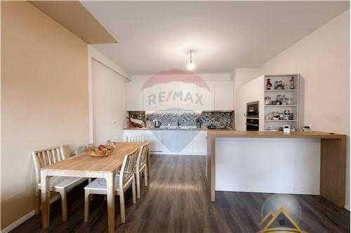 Shitet apartament 2+1 Tek Porcelani