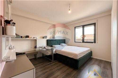 Shitet apartament 2+1 Tek Porcelani