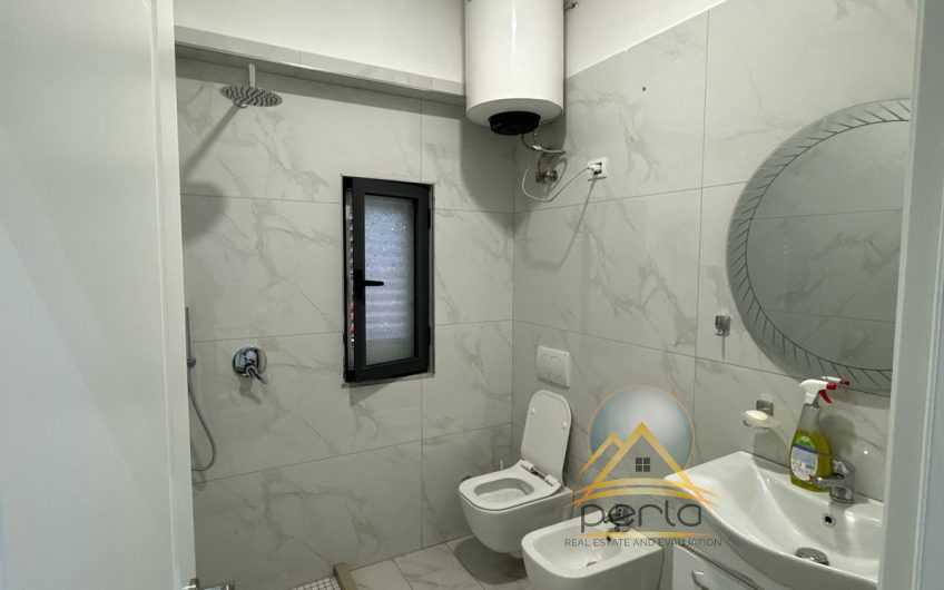 Jepet me qira shtepi private prane Shkolles se Kuqe