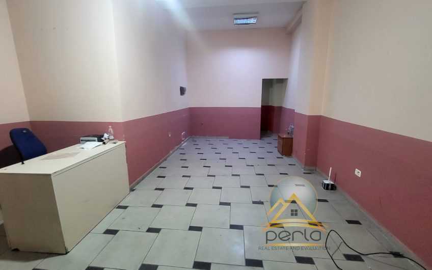 Jepet me qira ambient biznesi, Komuna e Parisit