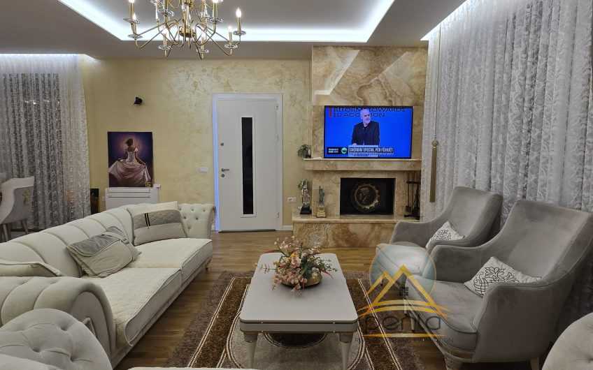 Vile Moderne per Shitje me Pishinë dhe oborr