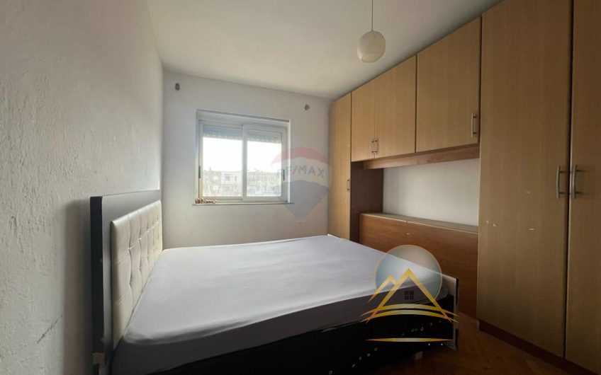 Apartamenti ndodhet ne katin e peste te nje pallati 6 katesh pa ashensor, te Rruga Bardhyl.