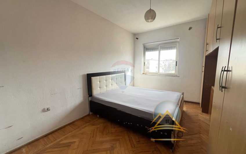 Apartamenti ndodhet ne katin e peste te nje pallati 6 katesh pa ashensor, te Rruga Bardhyl.