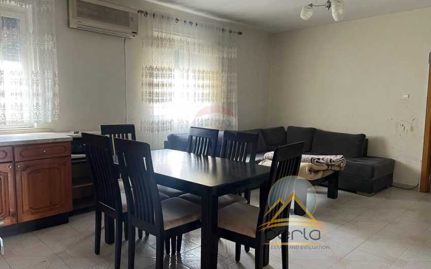 Apartamenti ndodhet ne katin e peste te nje pallati 6 katesh pa ashensor, te Rruga Bardhyl.
