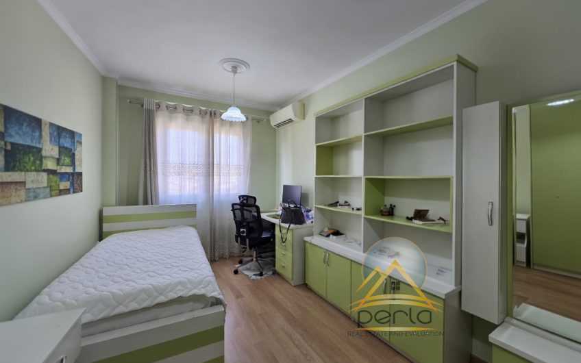Apartament 2+1+2+ post parkimi për qira tek Tregu i Ri Elektrik, Ali Dem