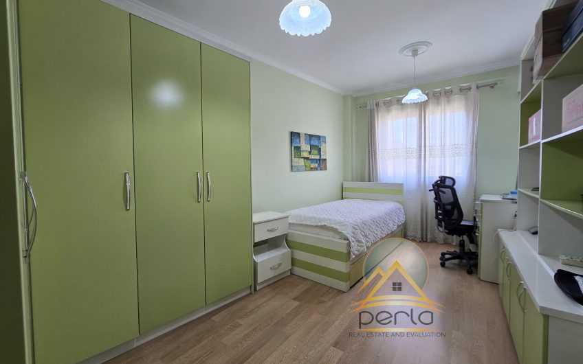 Apartament 2+1+2+ post parkimi për qira tek Tregu i Ri Elektrik, Ali Dem