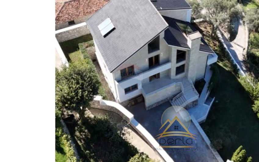 Vilë – Për Qira – Petrelë, Tiranë