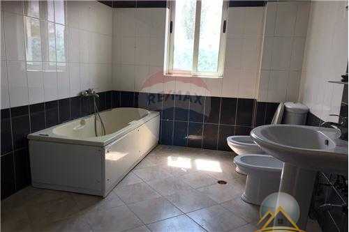 Vilë për shitje, Kamëz