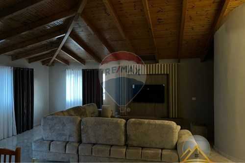 Shitet penthouse 3+1 në Sarandë me pamje nga deti