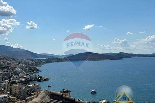 Shitet penthouse 3+1 në Sarandë me pamje nga deti