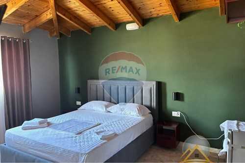 Shitet penthouse 3+1 në Sarandë me pamje nga deti