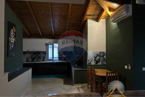 Shitet penthouse 3+1 në Sarandë me pamje nga deti