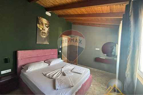 Shitet penthouse 3+1 në Sarandë me pamje nga deti