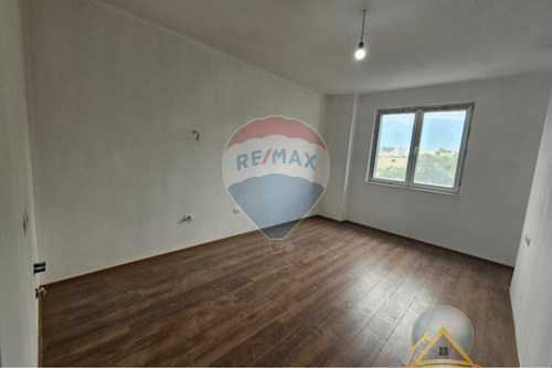 Shitet apartament 1+1  mbrapa Higjenës, tek shkolla Osman Myderizi