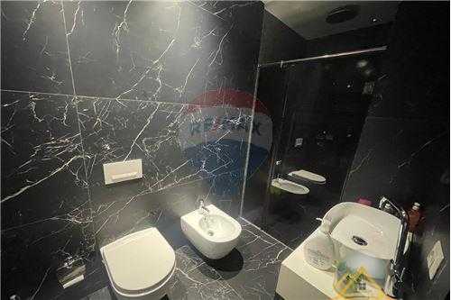 Shitet apartament 3+1 ne Komune te Parisit.