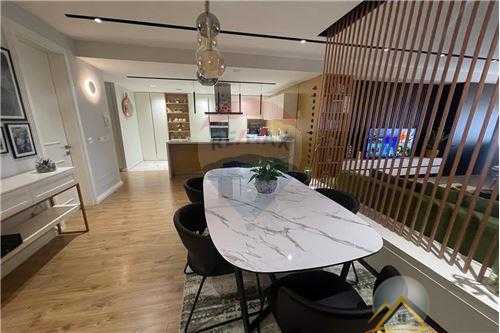 Shitet apartament 3+1 ne Komune te Parisit.
