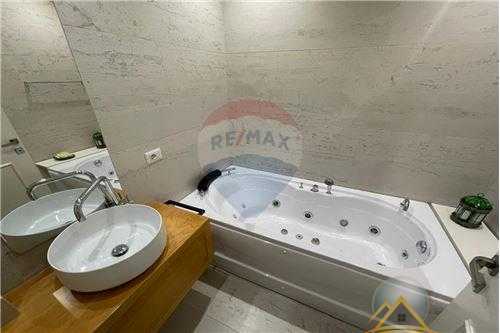 Shitet apartament 3+1 ne Komune te Parisit.