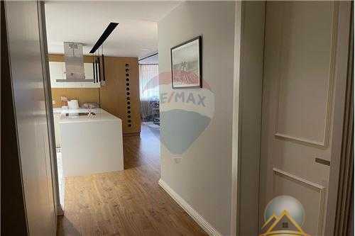 Shitet apartament 3+1 ne Komune te Parisit.