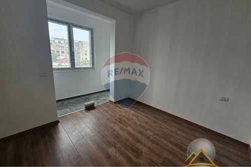 Shitet apartament 1+1  mbrapa Higjenës, tek shkolla Osman Myderizi