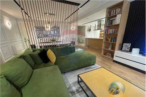 Shitet apartament 3+1 ne Komune te Parisit.