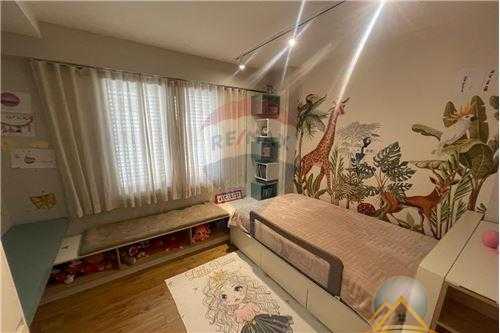 Shitet apartament 3+1 ne Komune te Parisit.