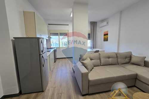 Shitet apartament 2+1 ne Komunen e Parisit