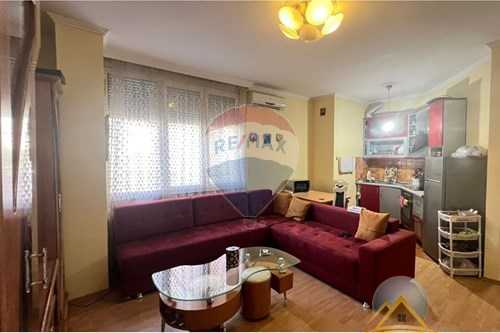 Apartament 1+1 për shitje pranë Shkollës së Gjuhëve të Huaja