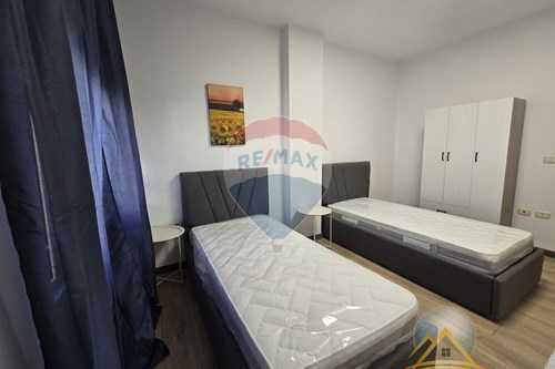 Shitet apartament 2+1 ne Komunen e Parisit