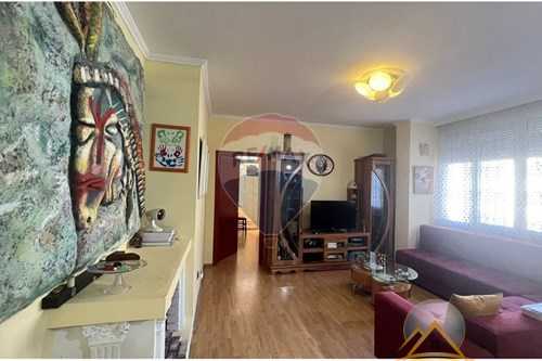 Apartament 1+1 për shitje pranë Shkollës së Gjuhëve të Huaja