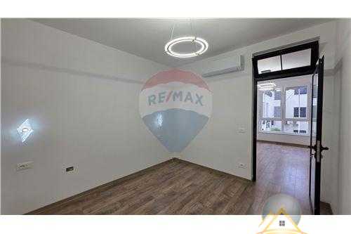 Shitet Apartament 2+1 – Rruga Elbasanit “Shtate Xhuxhat ”pranë Downtown