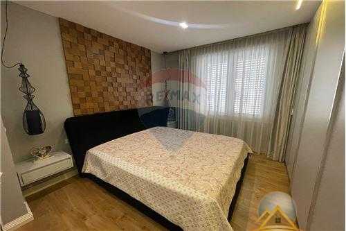 Shitet apartament 3+1 ne Komune te Parisit.