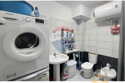 Apartament 1+1 për shitje pranë Shkollës së Gjuhëve të Huaja