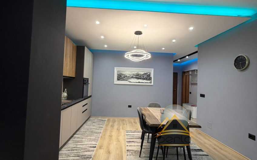Jepet me qira apartament 2+1, Astir