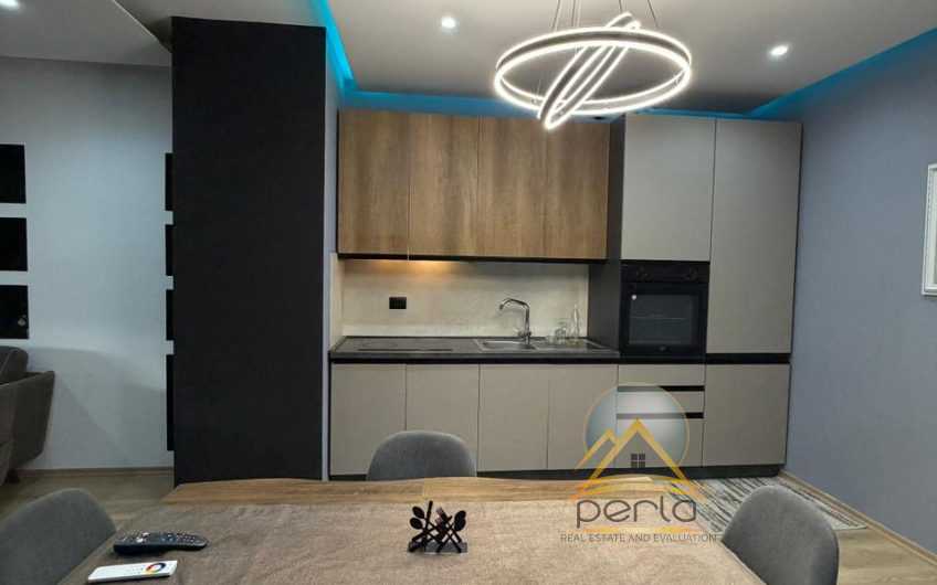 Jepet me qira apartament 2+1, Astir
