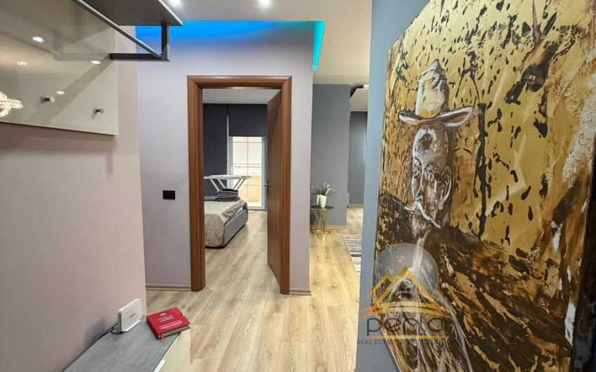Jepet me qira apartament 2+1, Astir