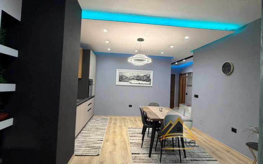 Jepet me qira apartament 2+1, Astir