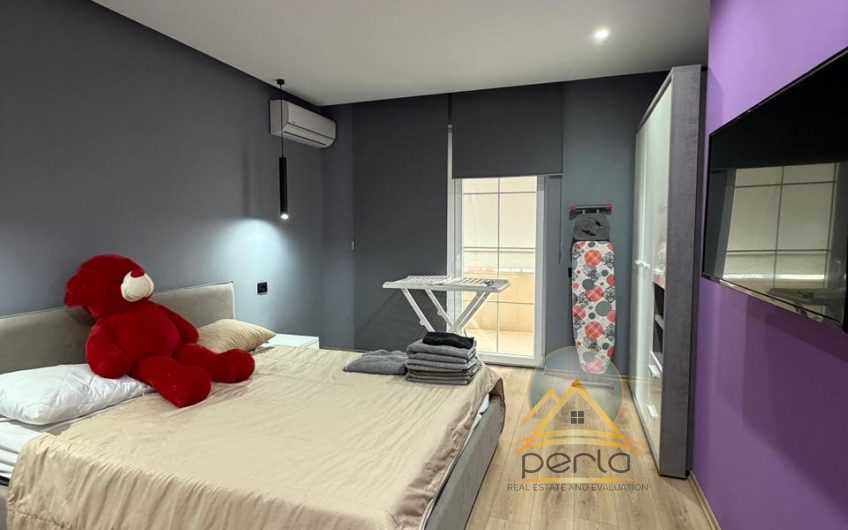 Jepet me qira apartament 2+1, Astir