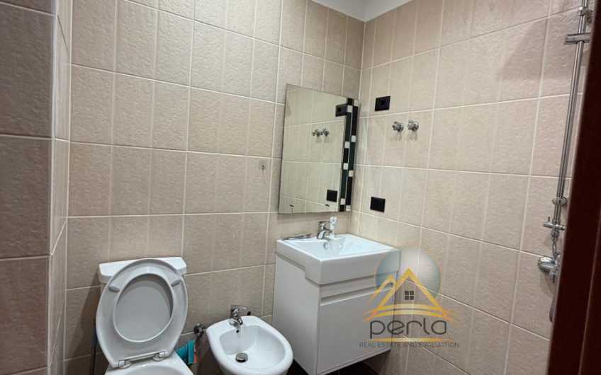 Jepet me qira apartament 2+1, Astir