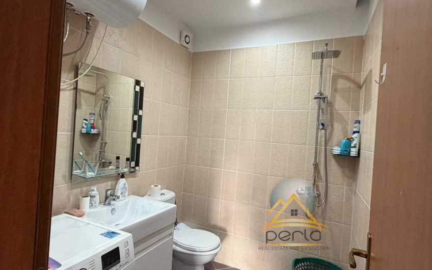 Jepet me qira apartament 2+1, Astir