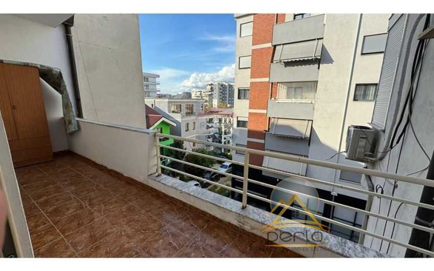 Apartament 2+1 per qira te Komuna e Parisit